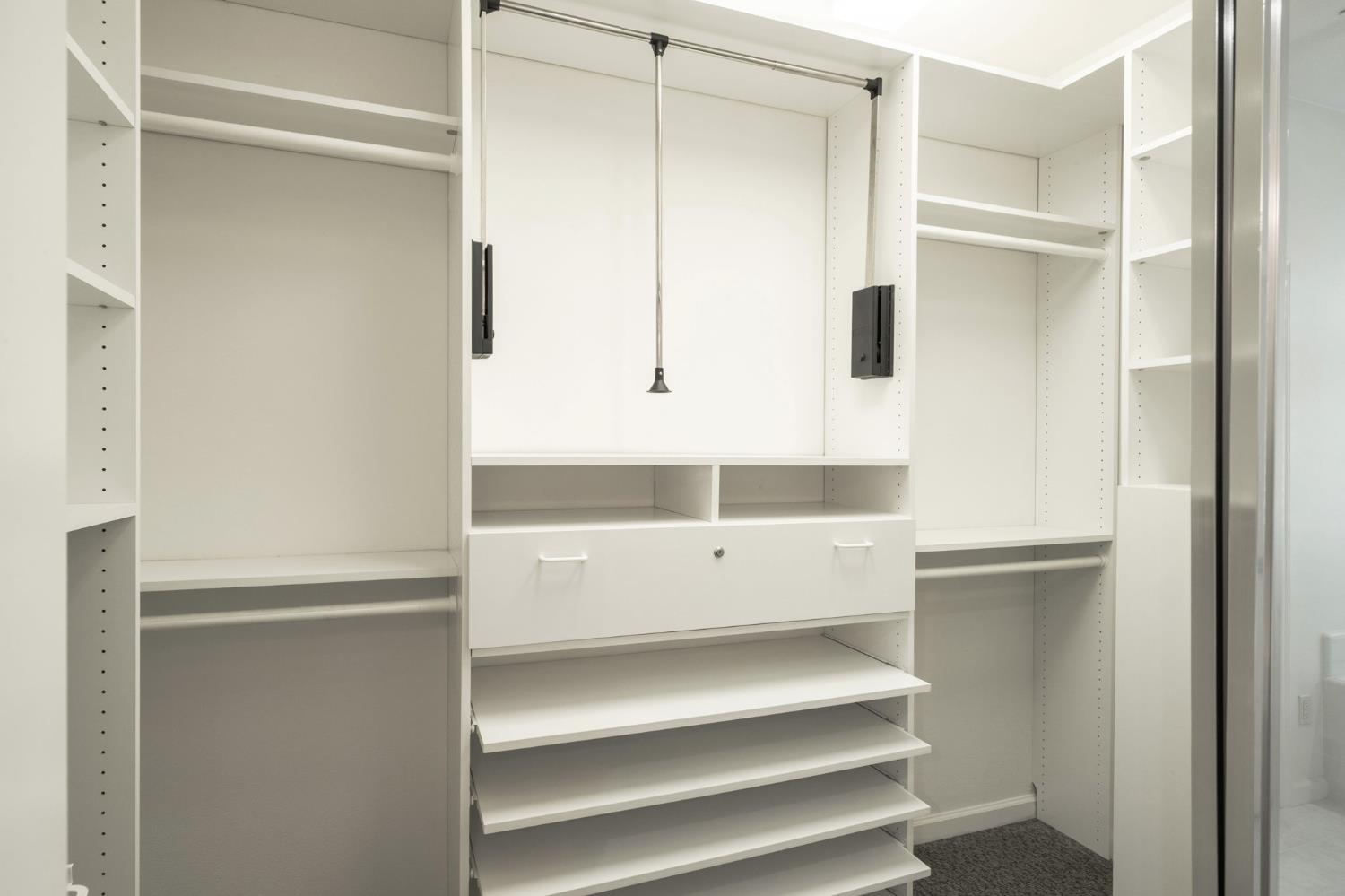 512 W Fallbrook Ave, Clovis, CA 93611