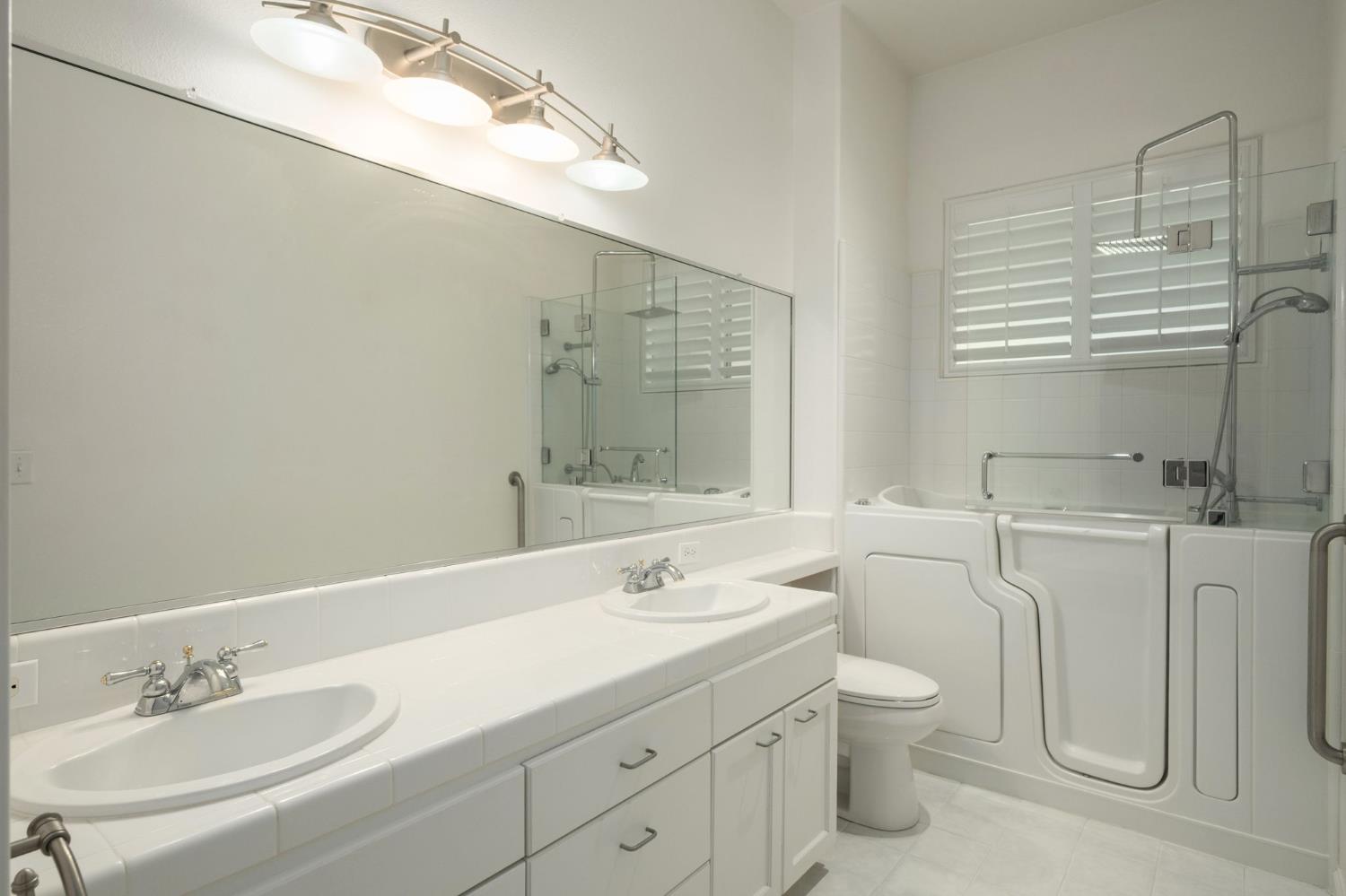 512 W Fallbrook Ave, Clovis, CA 93611