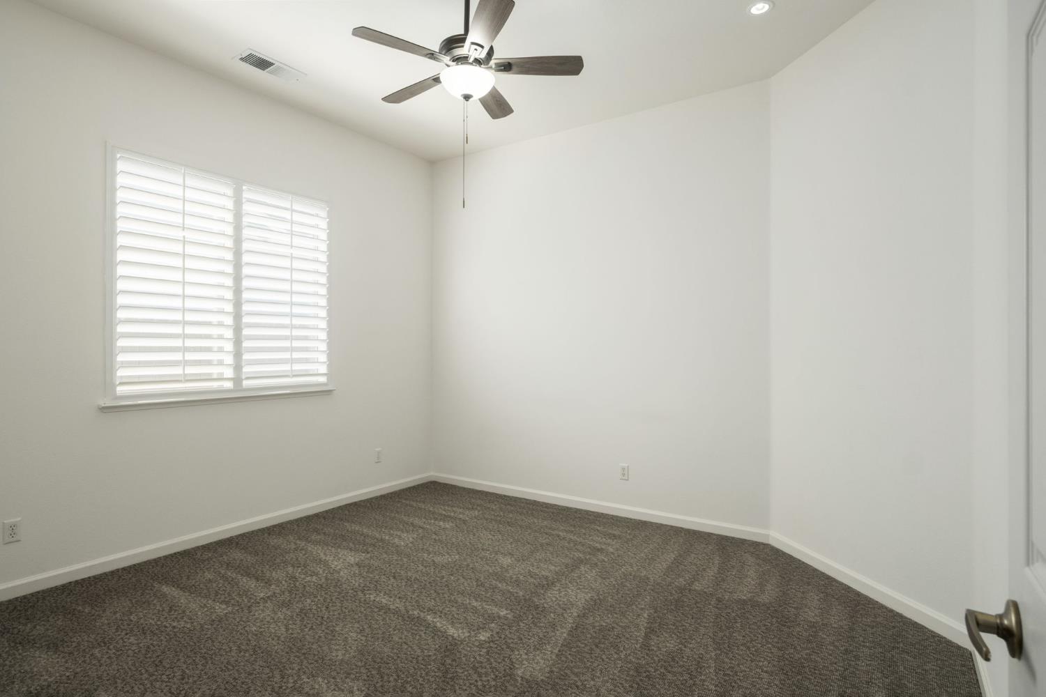 512 W Fallbrook Ave, Clovis, CA 93611