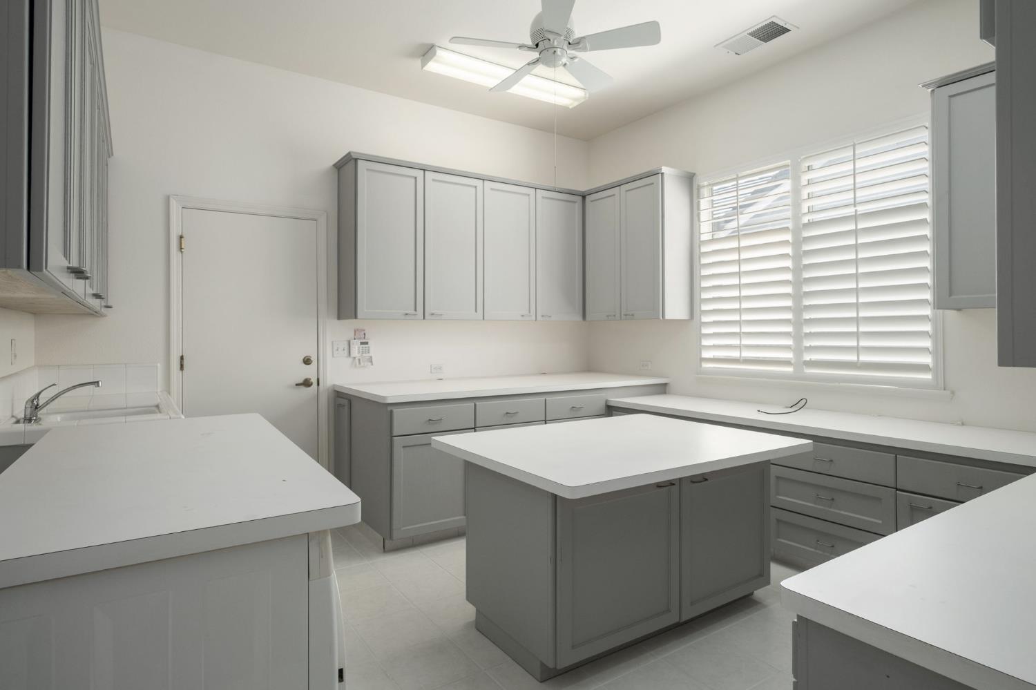 512 W Fallbrook Ave, Clovis, CA 93611