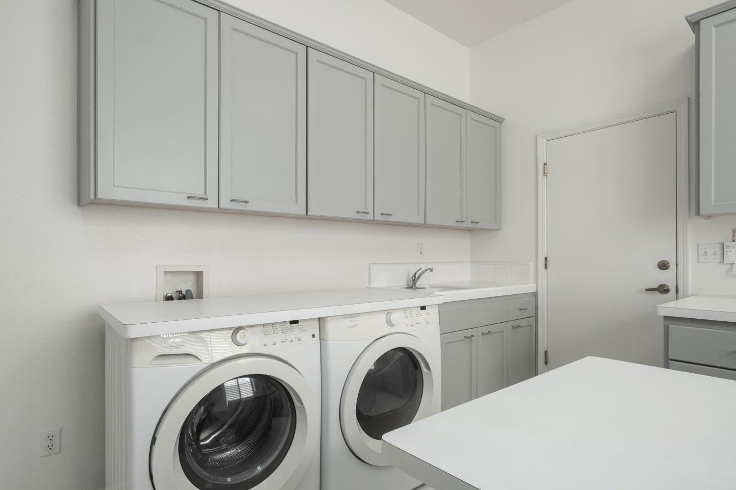 512 W Fallbrook Ave, Clovis, CA 93611