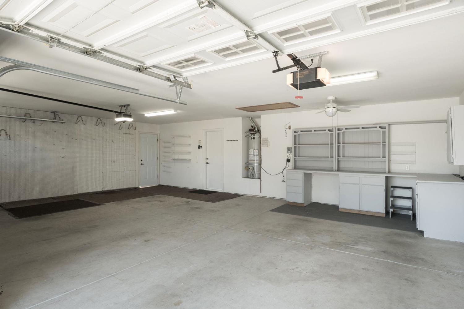 512 W Fallbrook Ave, Clovis, CA 93611