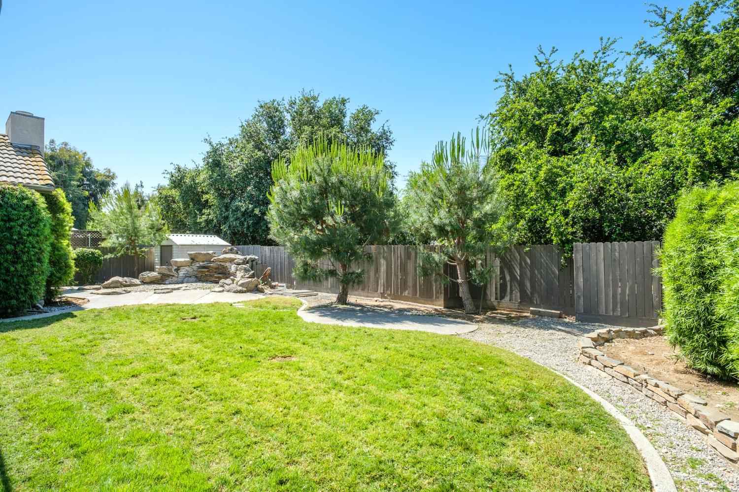 512 W Fallbrook Ave, Clovis, CA 93611