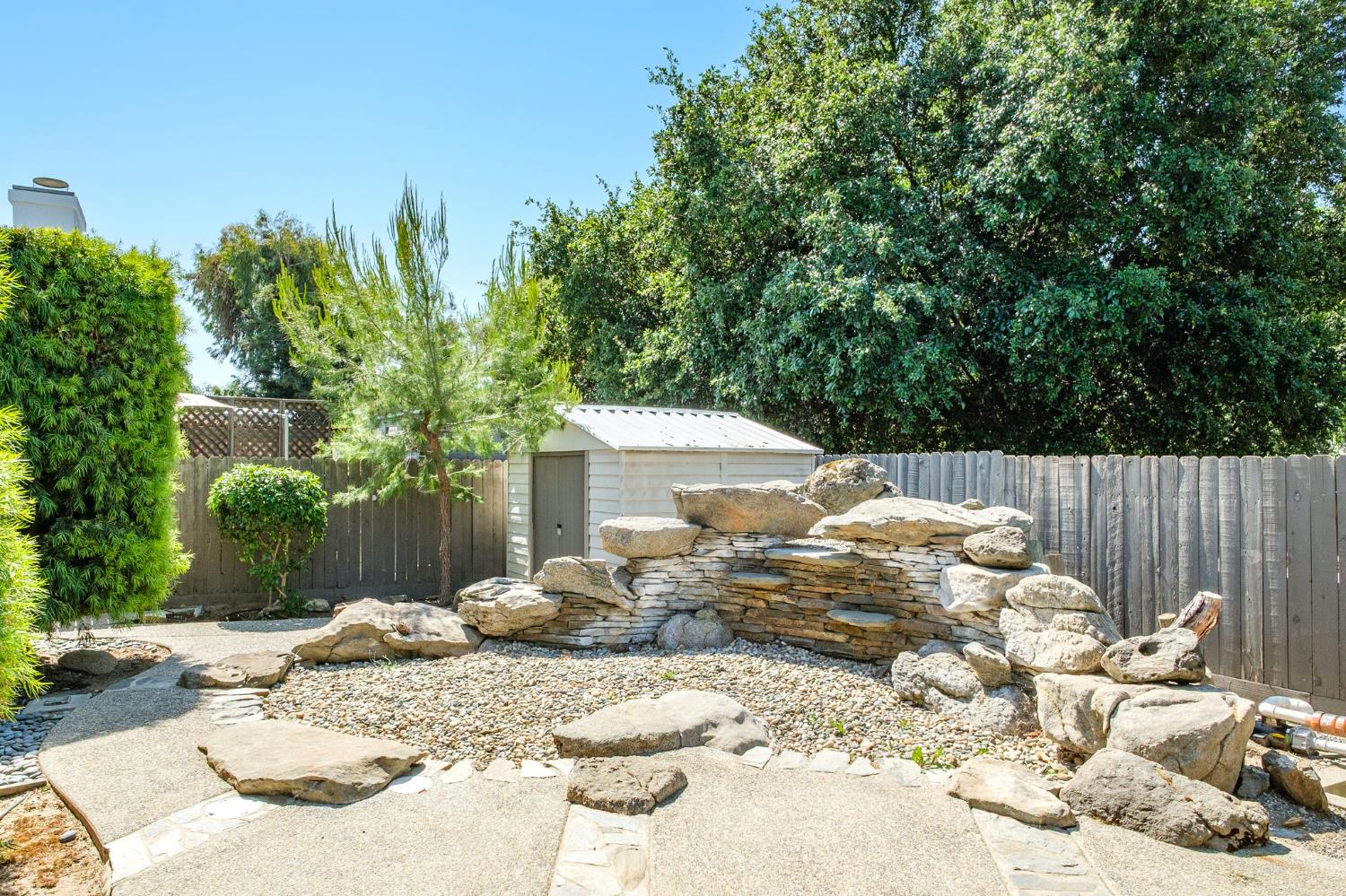 512 W Fallbrook Ave, Clovis, CA 93611