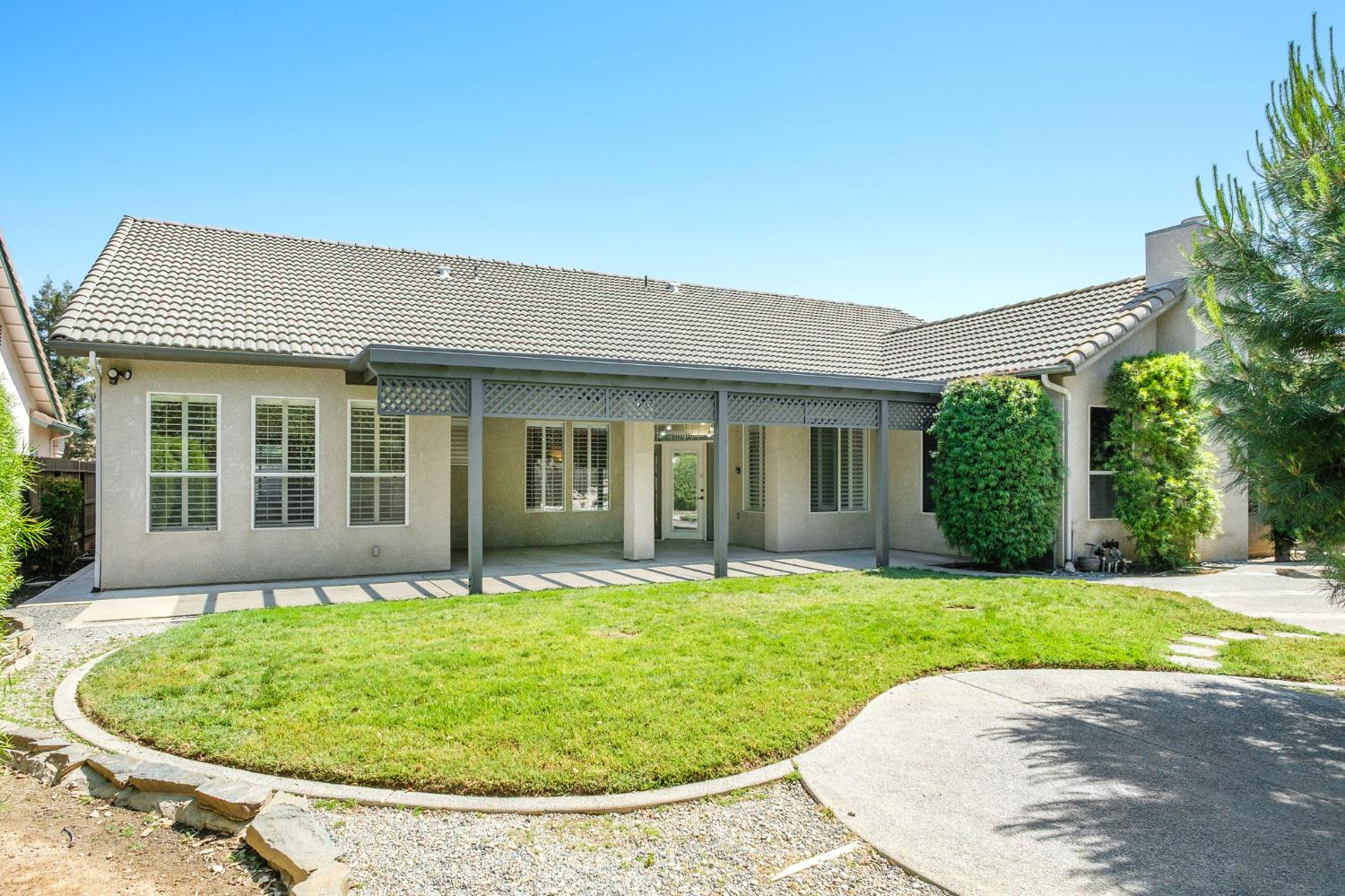 512 W Fallbrook Ave, Clovis, CA 93611