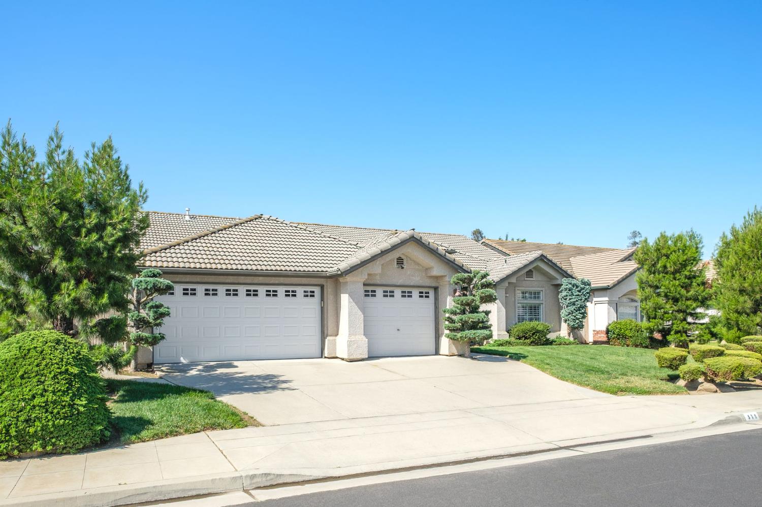 512 W Fallbrook Ave, Clovis, CA 93611