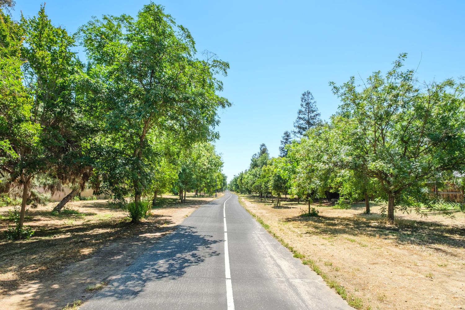 512 W Fallbrook Ave, Clovis, CA 93611