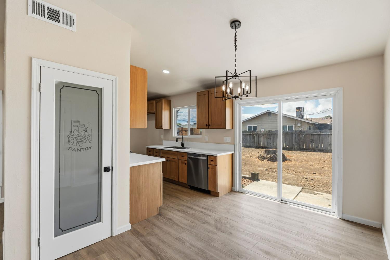 1406 Bengston Ave, Hanford, CA 93230