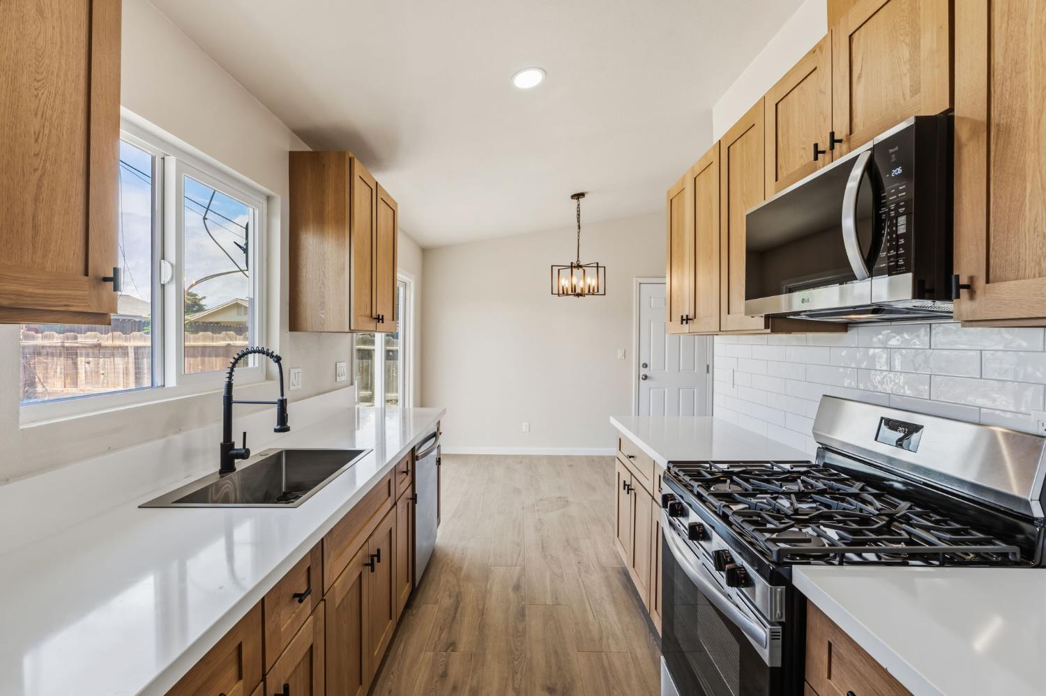 1406 Bengston Ave, Hanford, CA 93230