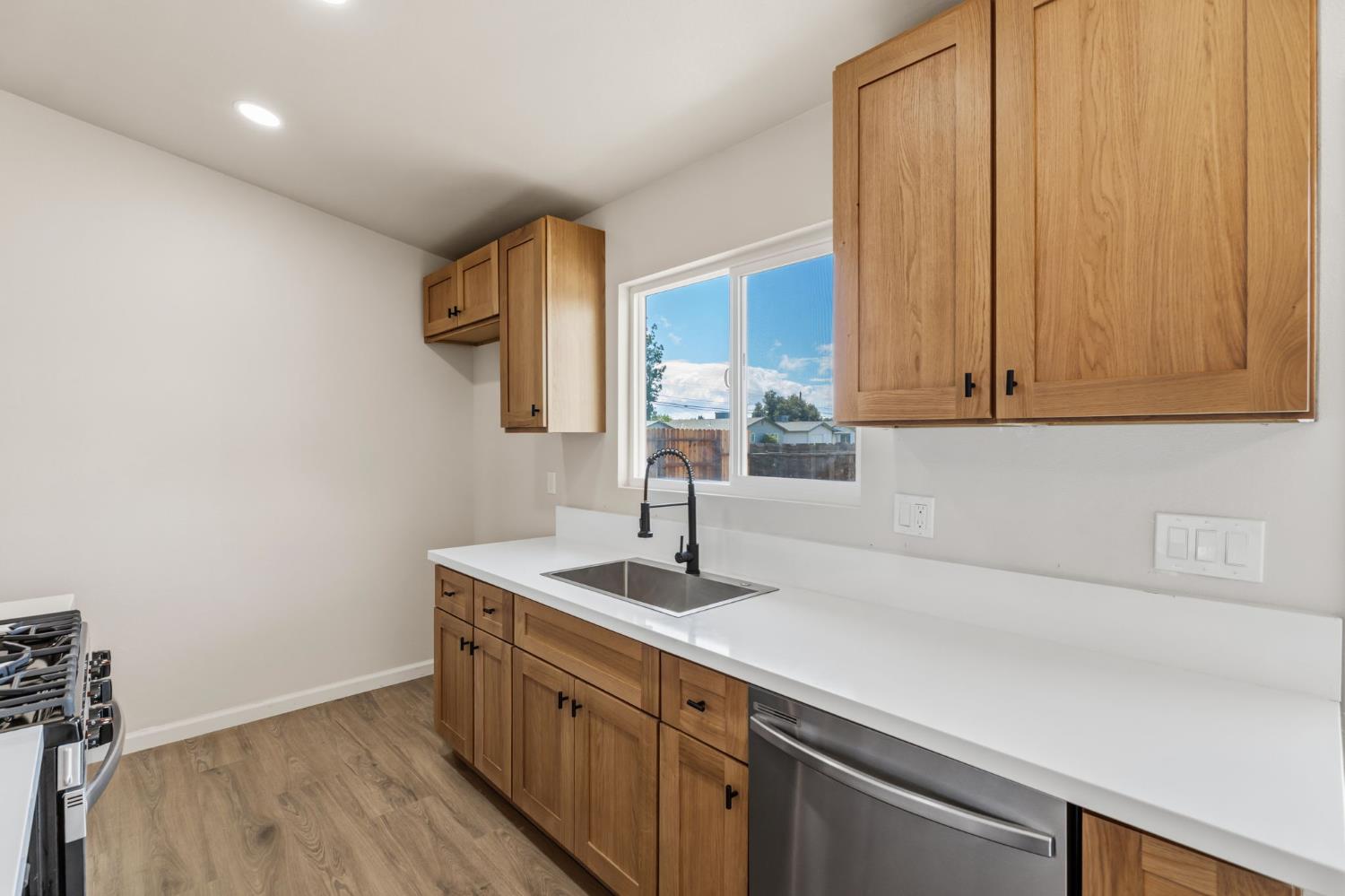 1406 Bengston Ave, Hanford, CA 93230