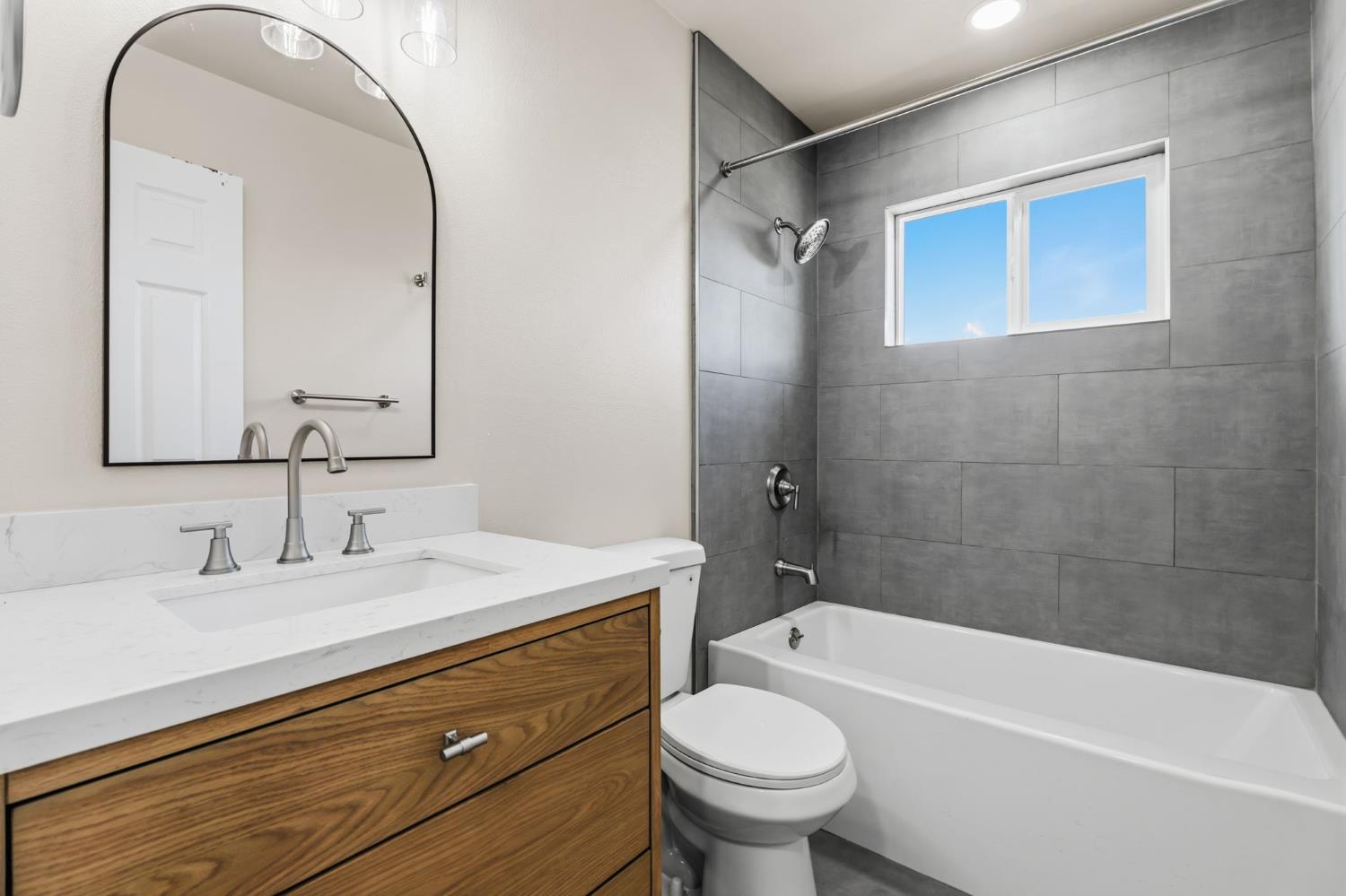 1406 Bengston Ave, Hanford, CA 93230