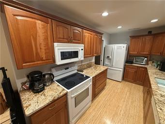 1854 Cougar Ln, Clovis, CA 93611