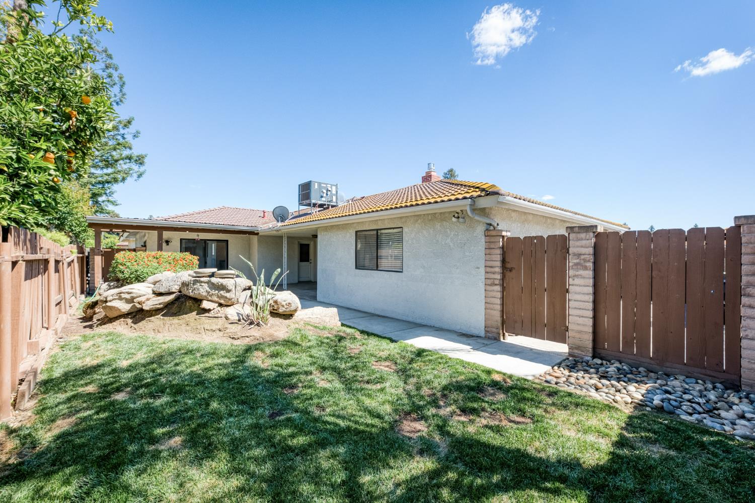 938 E Goshen Ave, Fresno, CA 93720