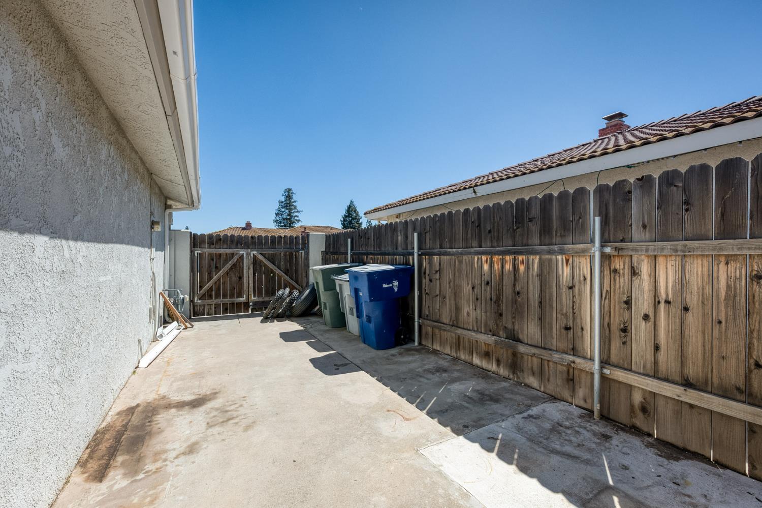 938 E Goshen Ave, Fresno, CA 93720