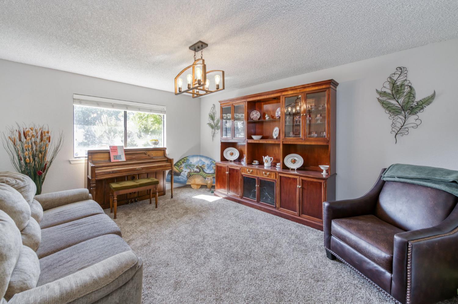 2210 E Jon Dr, Fresno, CA 93720