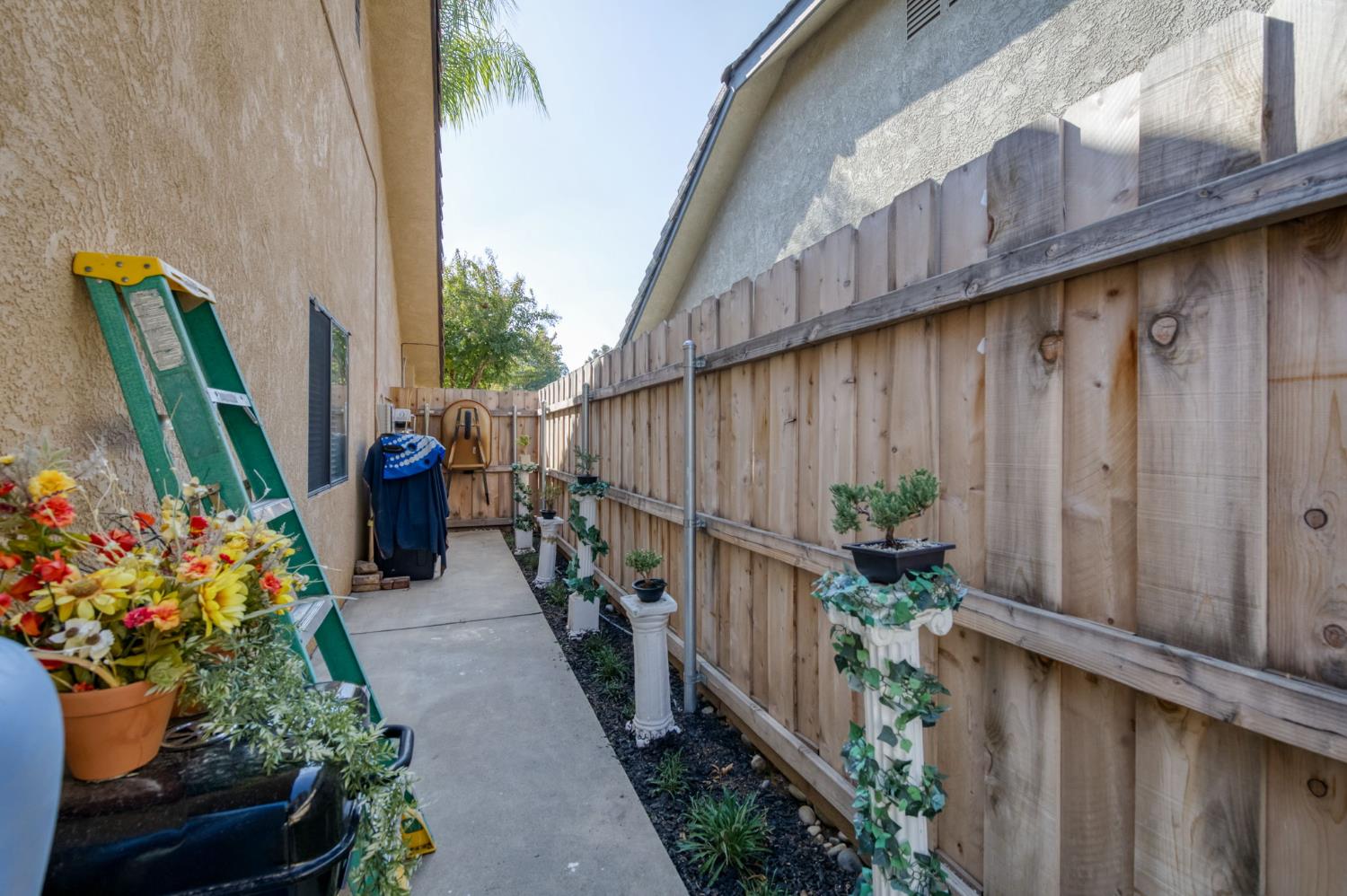 2210 E Jon Dr, Fresno, CA 93720