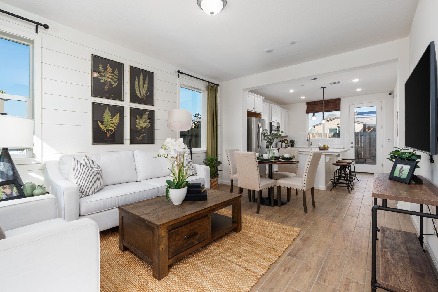 6729 E Crimson Dr, Fresno, CA 93727