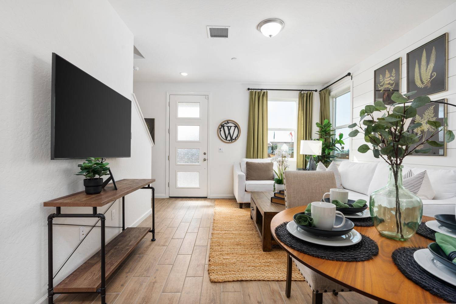 6729 E Crimson Dr, Fresno, CA 93727