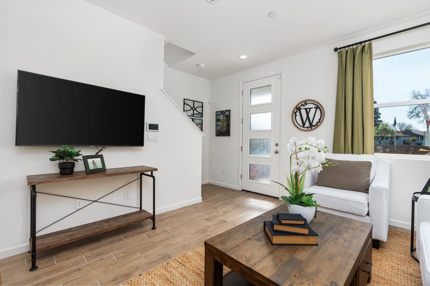 6726 E Sentry Dr, Fresno, CA 93727