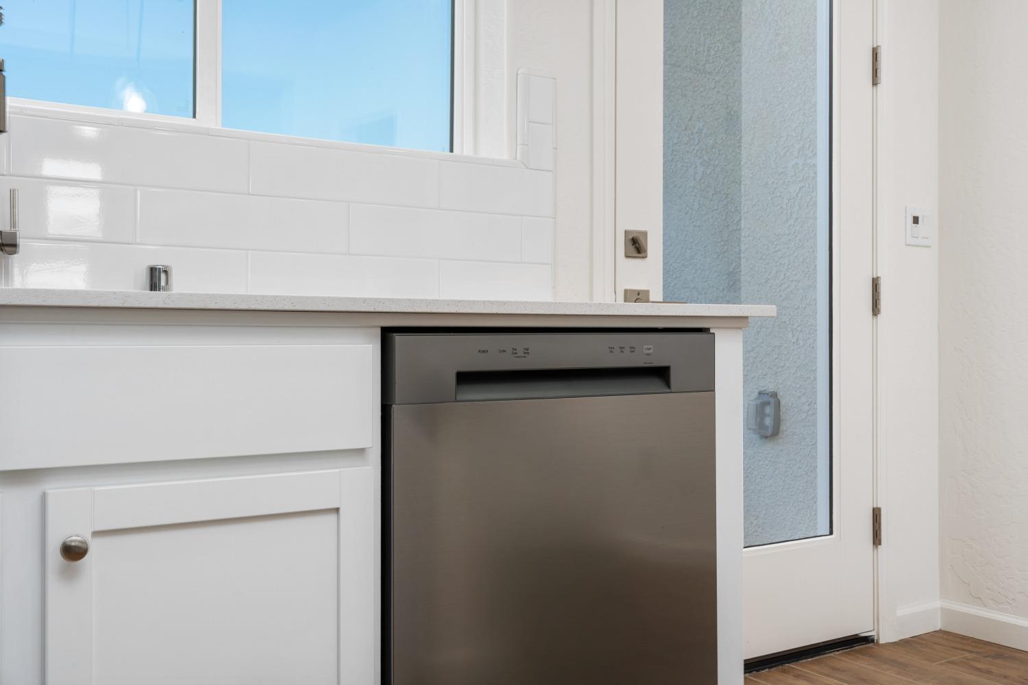 6713 E Sentry Dr, Fresno, CA 93727