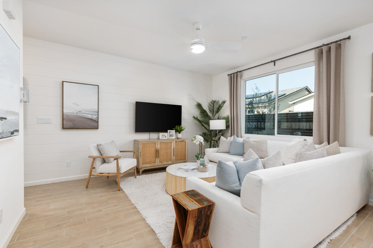 6725 E Sentry Dr, Fresno, CA 93727