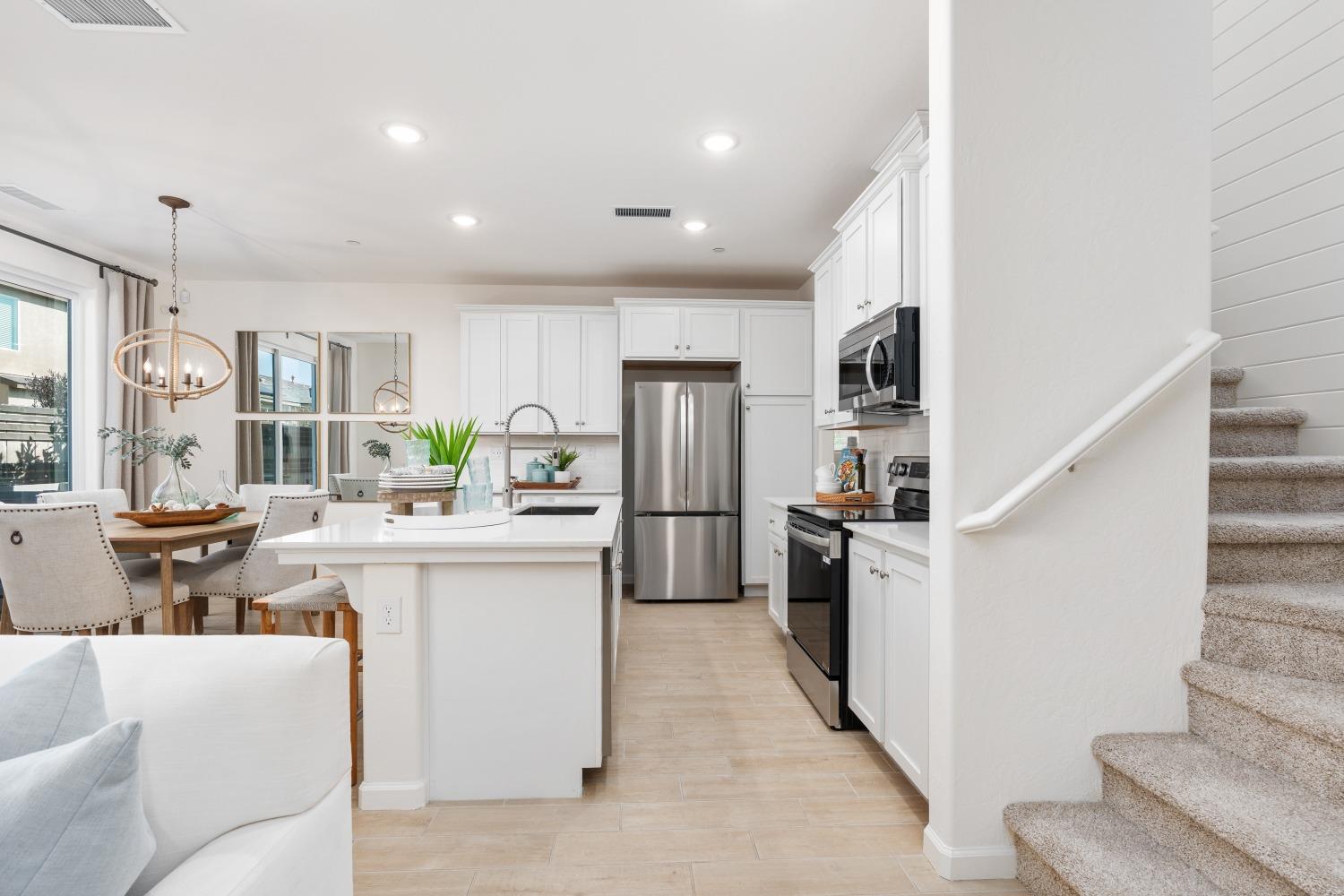 6725 E Sentry Dr, Fresno, CA 93727