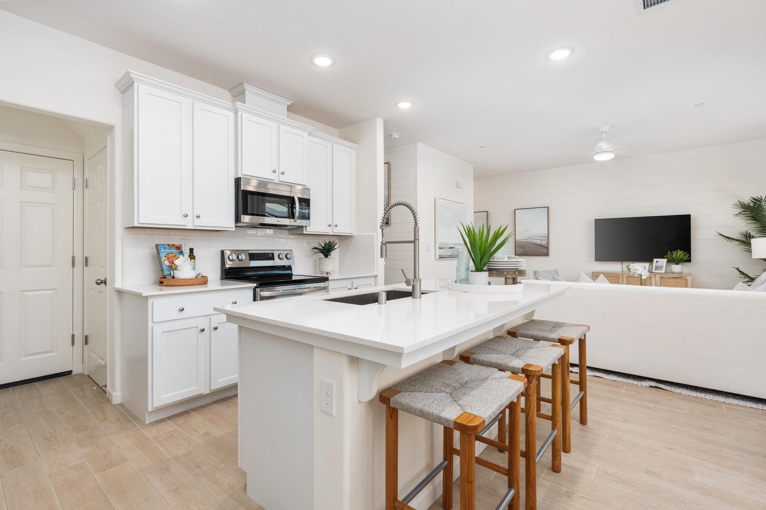 6725 E Sentry Dr, Fresno, CA 93727