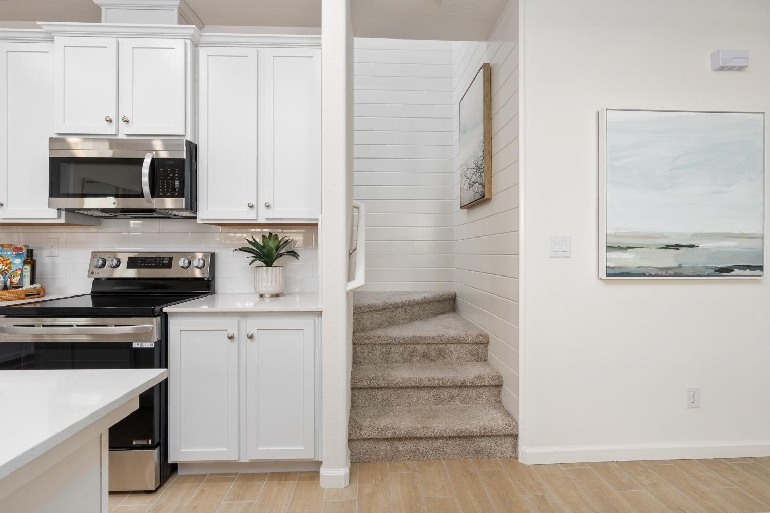 6689 E Sentry Dr, Fresno, CA 93727