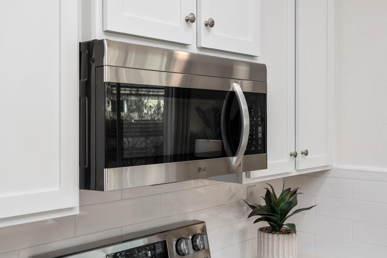 6689 E Sentry Dr, Fresno, CA 93727