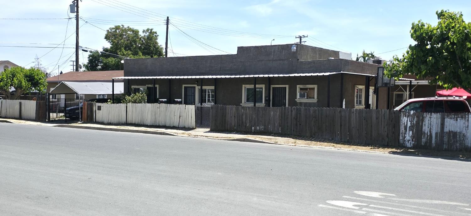 608 7th Ave, Delano, CA 93215