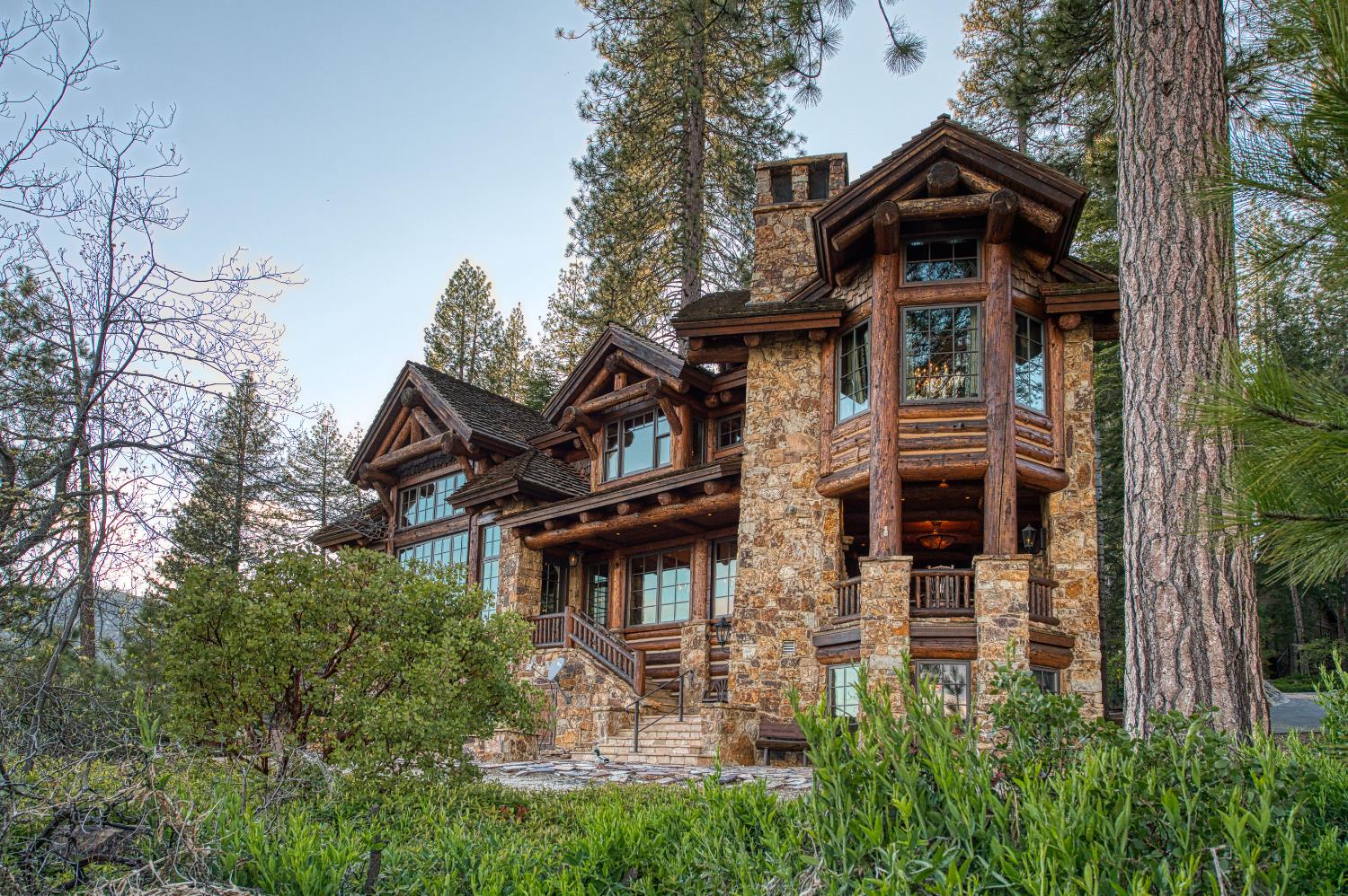 44483 Lakeview Ave, Shaver Lake, CA 93664