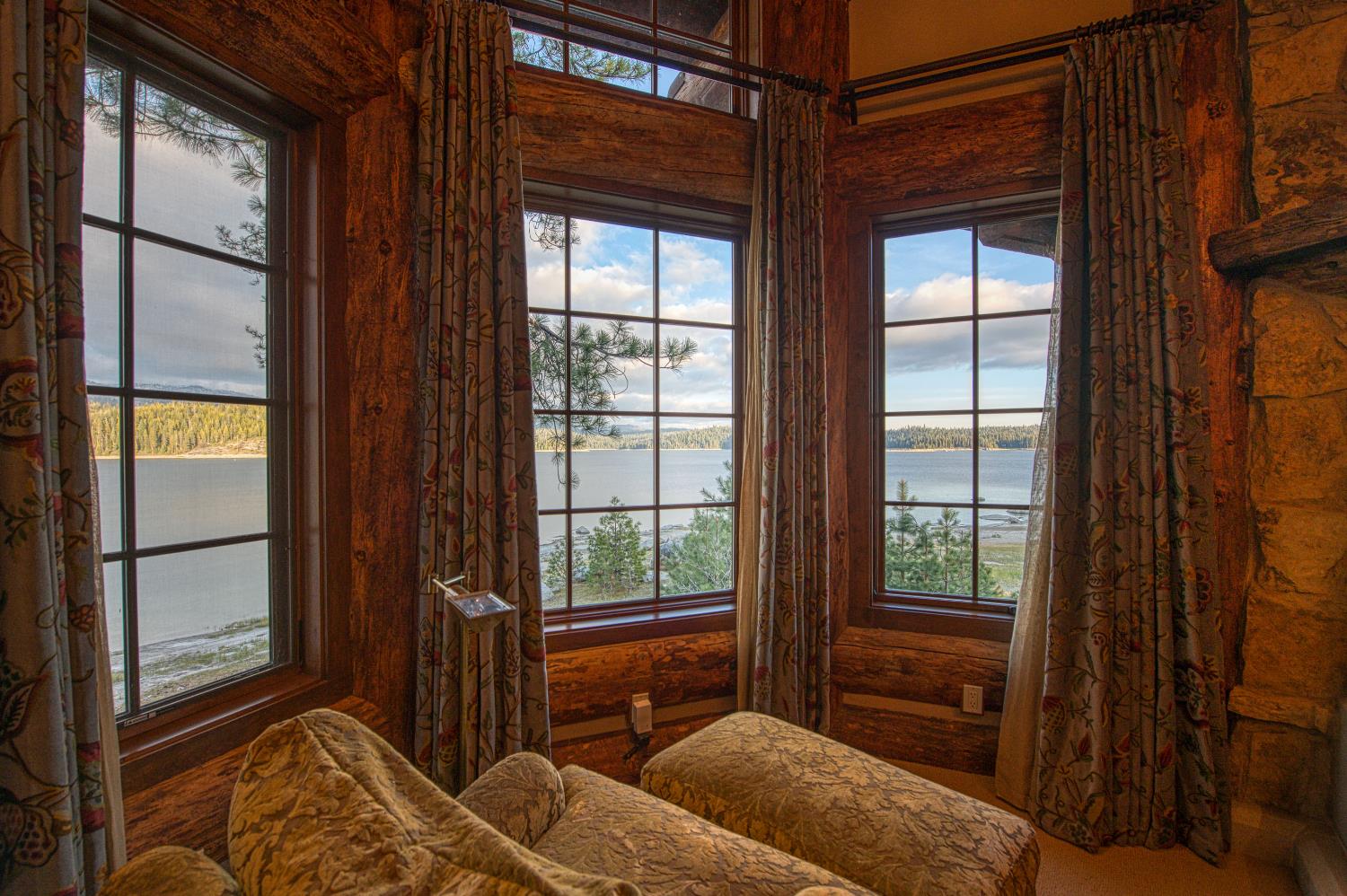 44483 Lakeview Ave, Shaver Lake, CA 93664