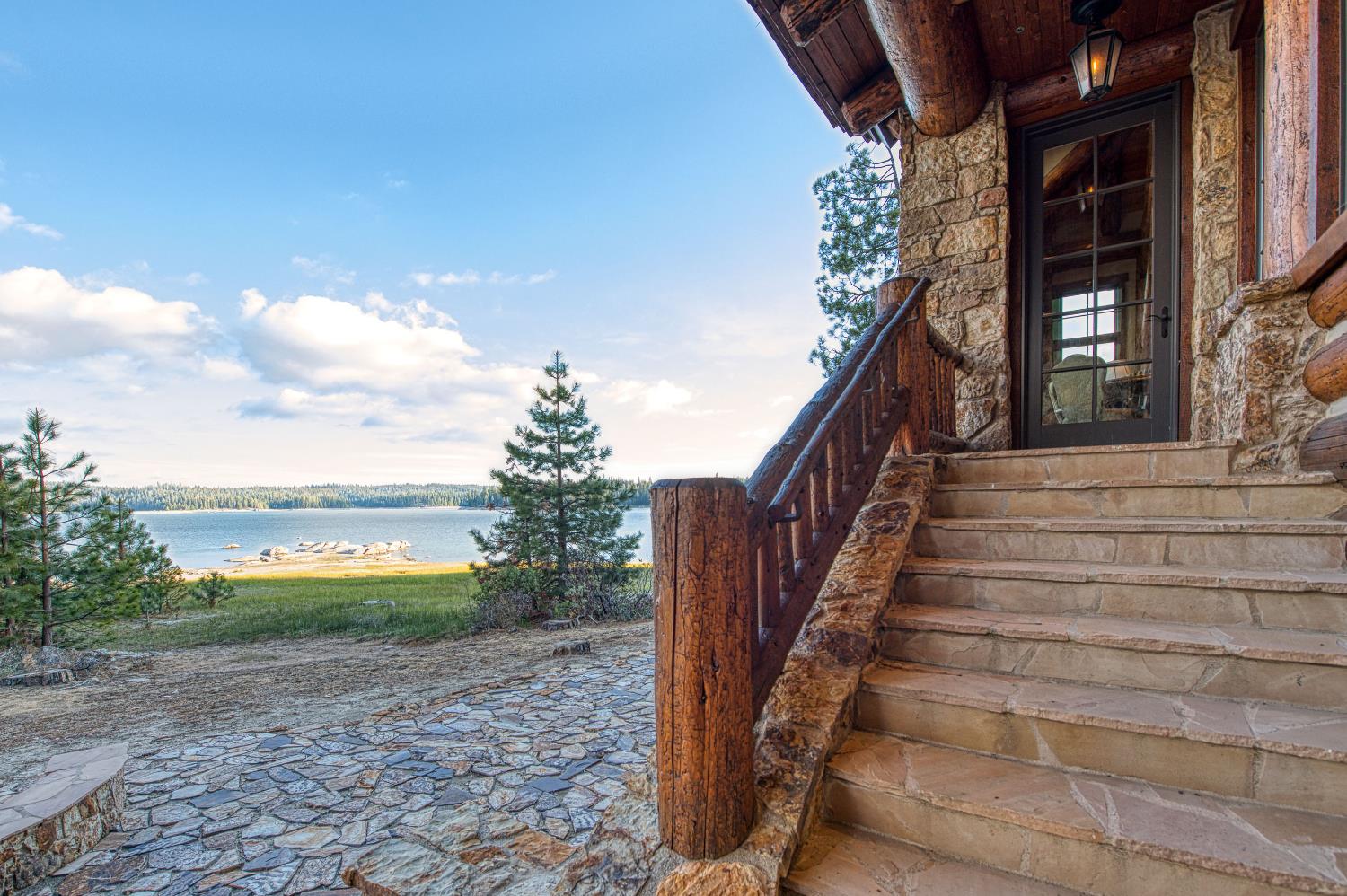 44483 Lakeview Ave, Shaver Lake, CA 93664