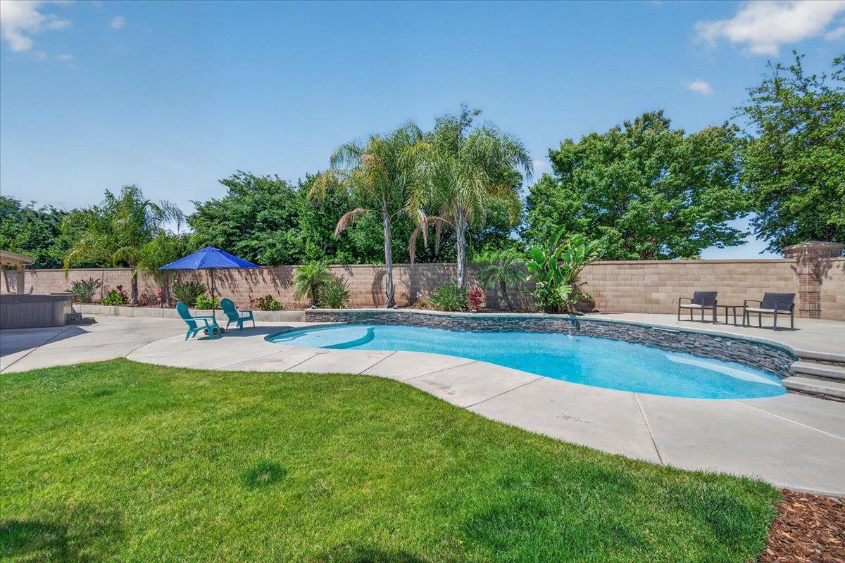 1994 N Cherry Ln, Clovis, CA 93619