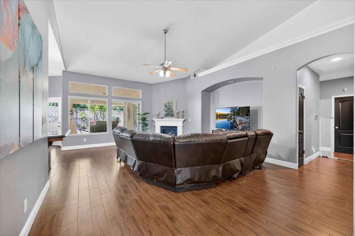 1994 N Cherry Ln, Clovis, CA 93619