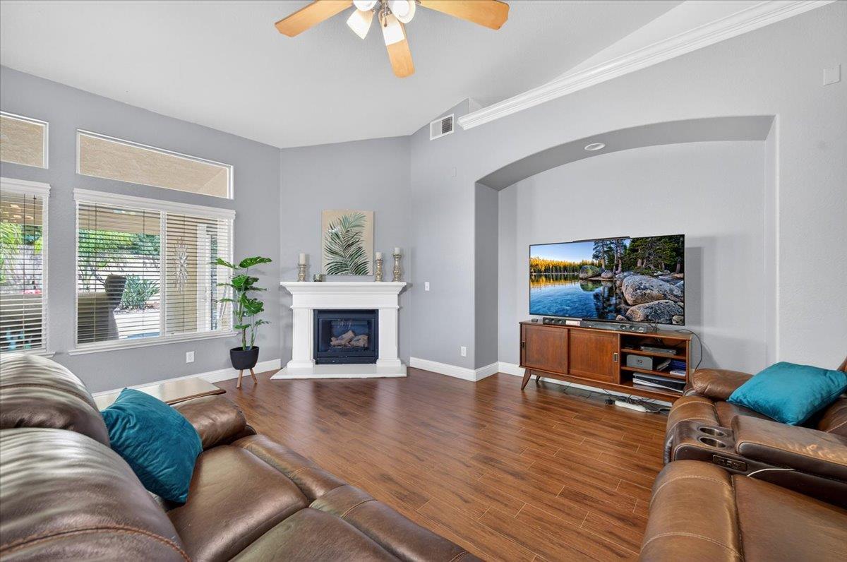 1994 N Cherry Ln, Clovis, CA 93619