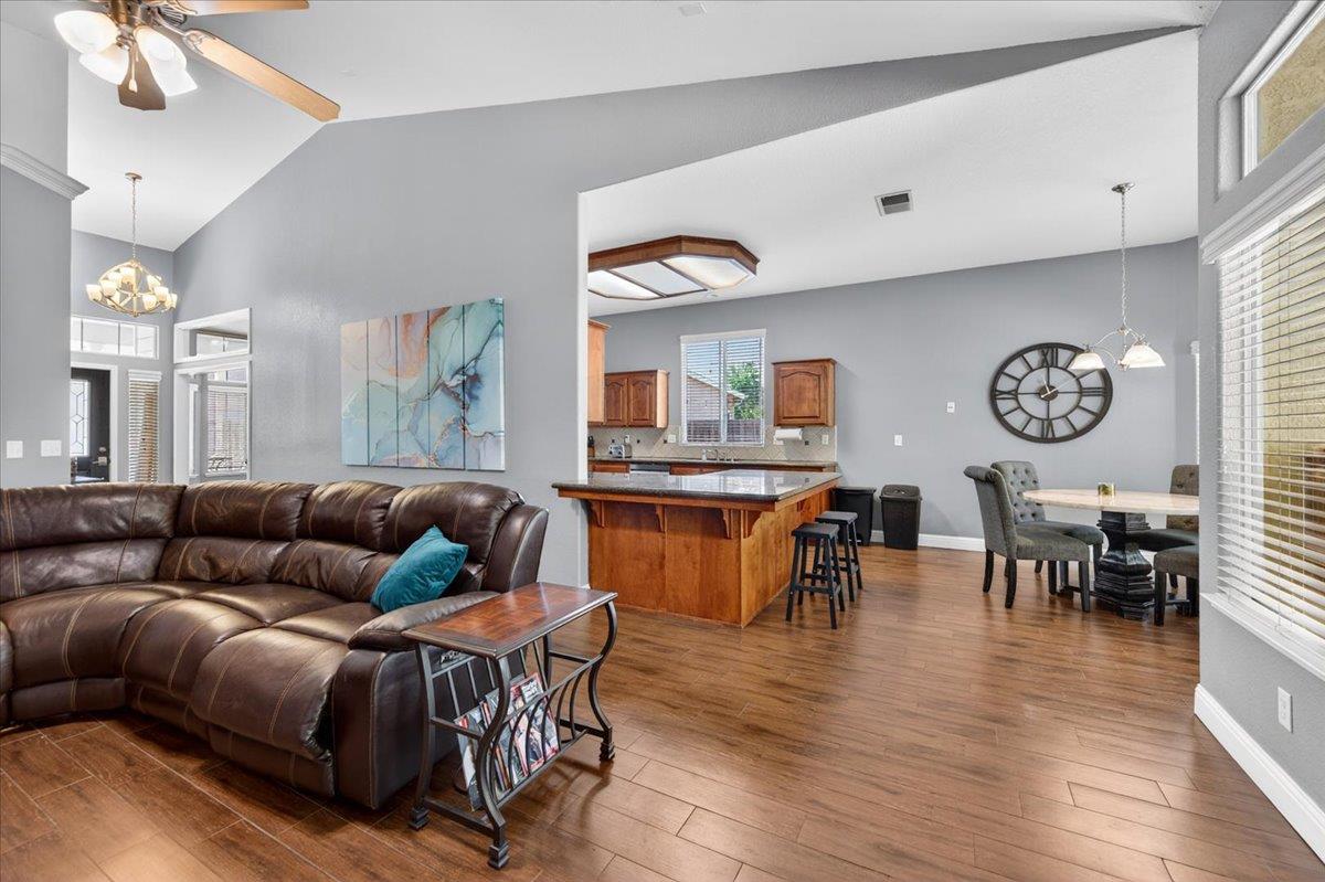 1994 N Cherry Ln, Clovis, CA 93619