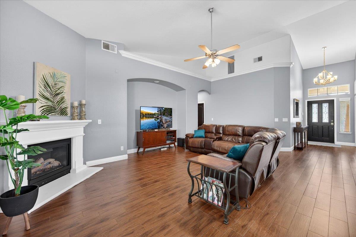 1994 N Cherry Ln, Clovis, CA 93619