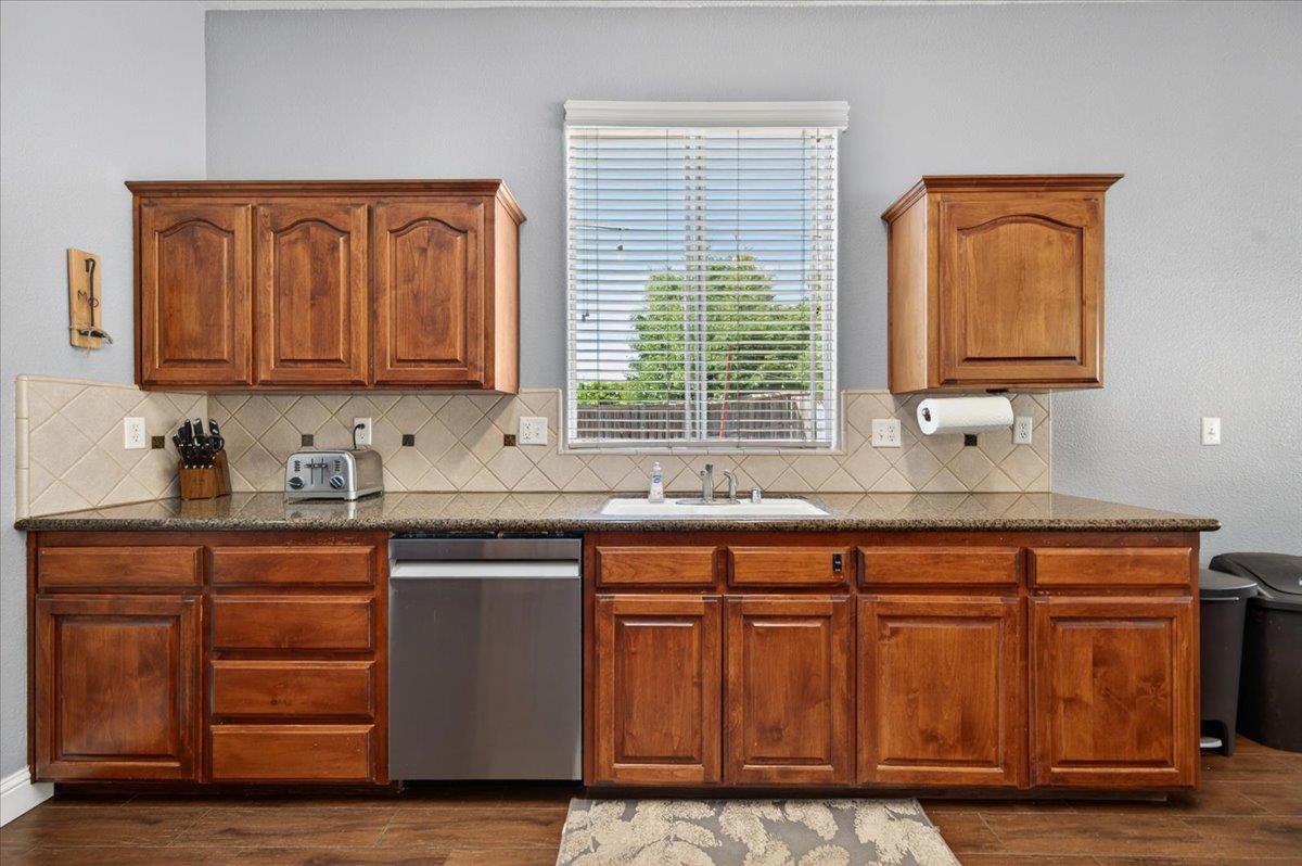 1994 N Cherry Ln, Clovis, CA 93619