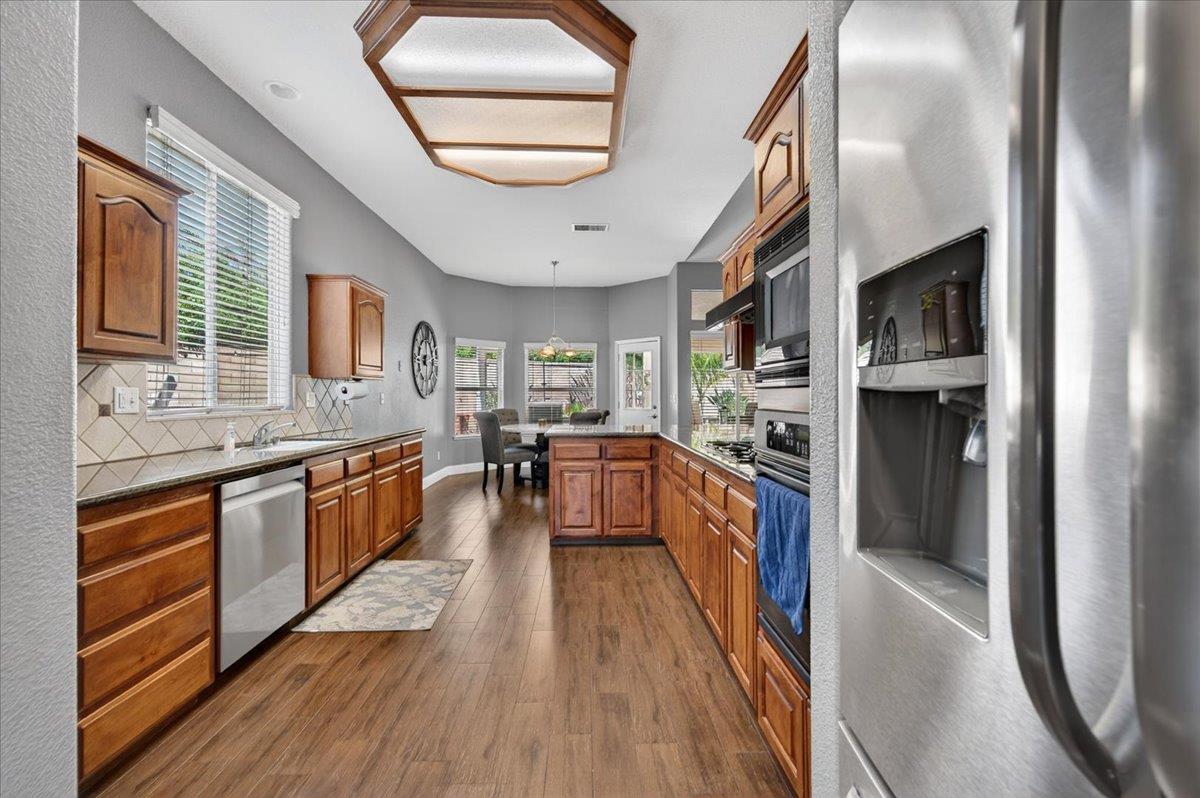 1994 N Cherry Ln, Clovis, CA 93619