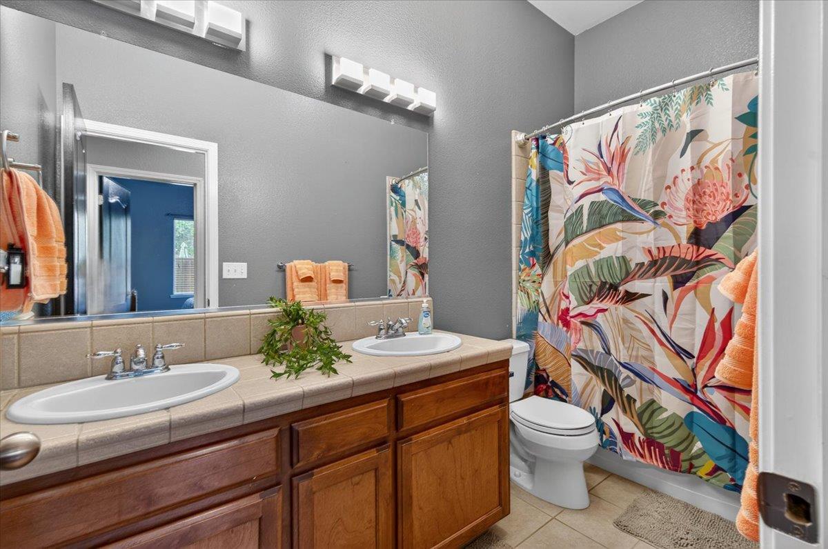 1994 N Cherry Ln, Clovis, CA 93619