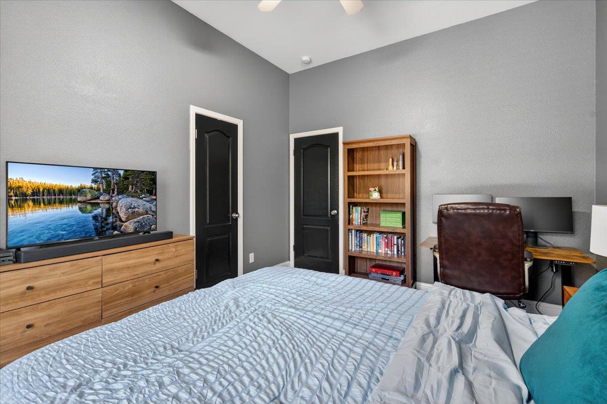 1994 N Cherry Ln, Clovis, CA 93619