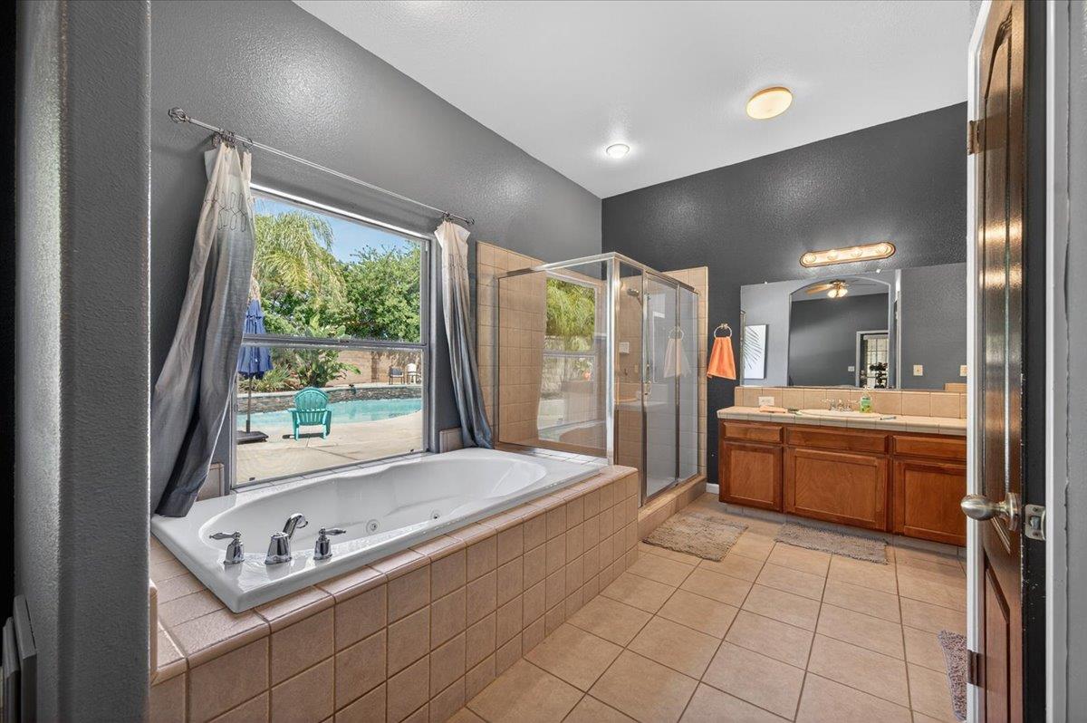 1994 N Cherry Ln, Clovis, CA 93619