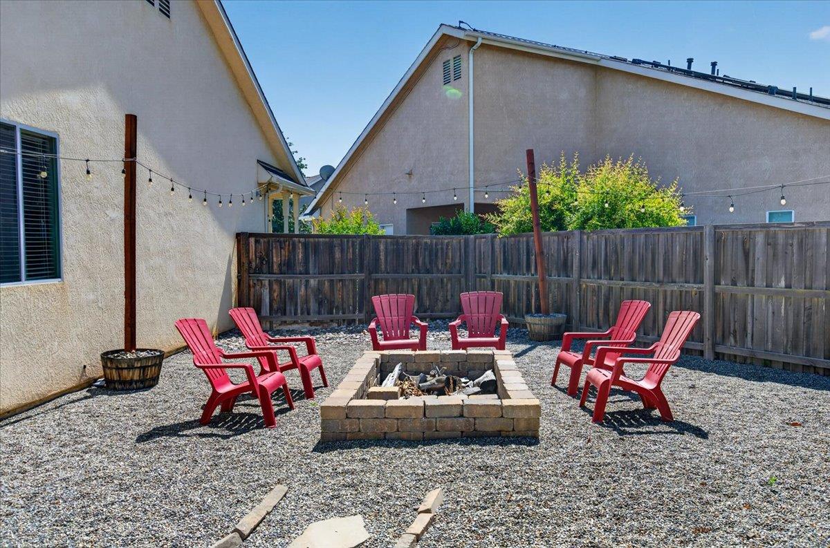 1994 N Cherry Ln, Clovis, CA 93619