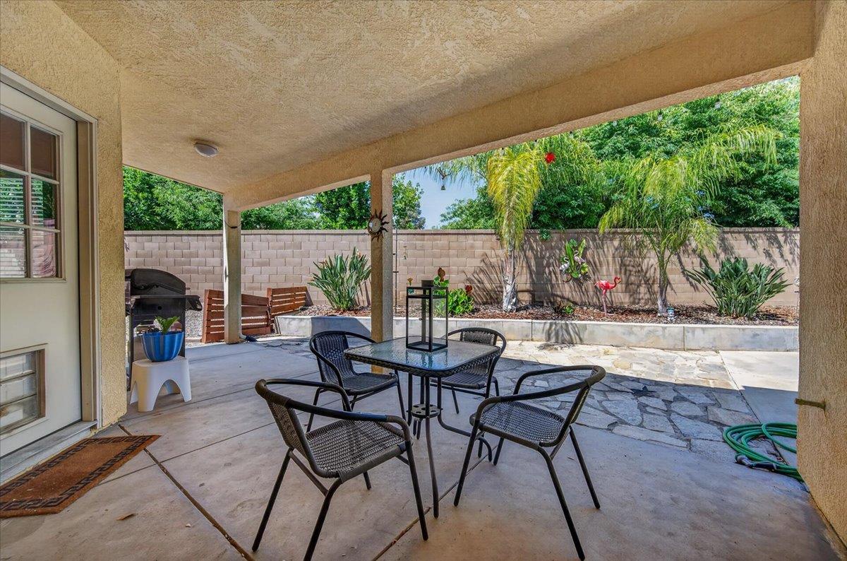 1994 N Cherry Ln, Clovis, CA 93619