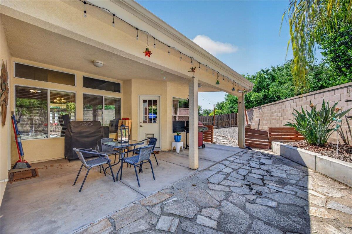 1994 N Cherry Ln, Clovis, CA 93619