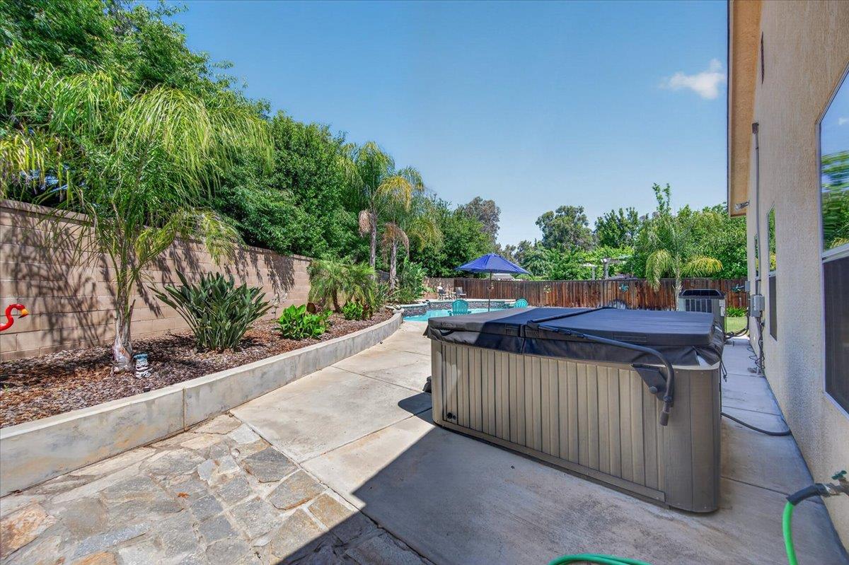 1994 N Cherry Ln, Clovis, CA 93619