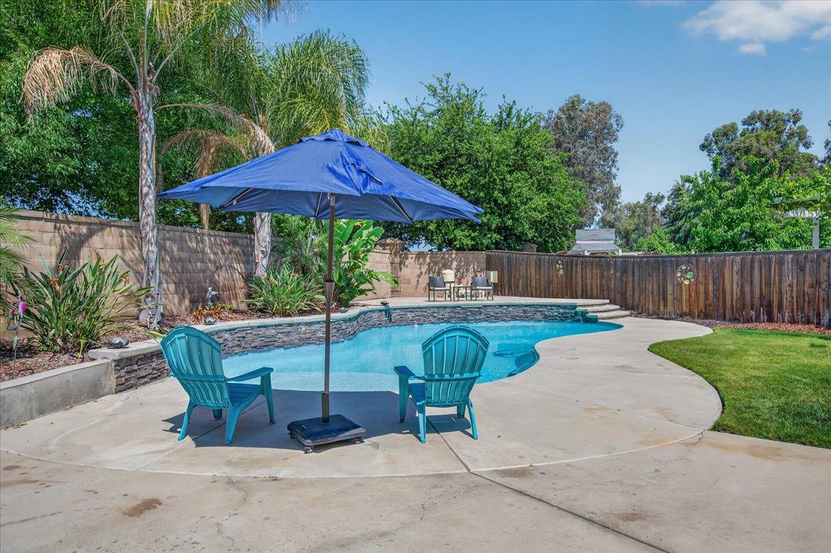 1994 N Cherry Ln, Clovis, CA 93619