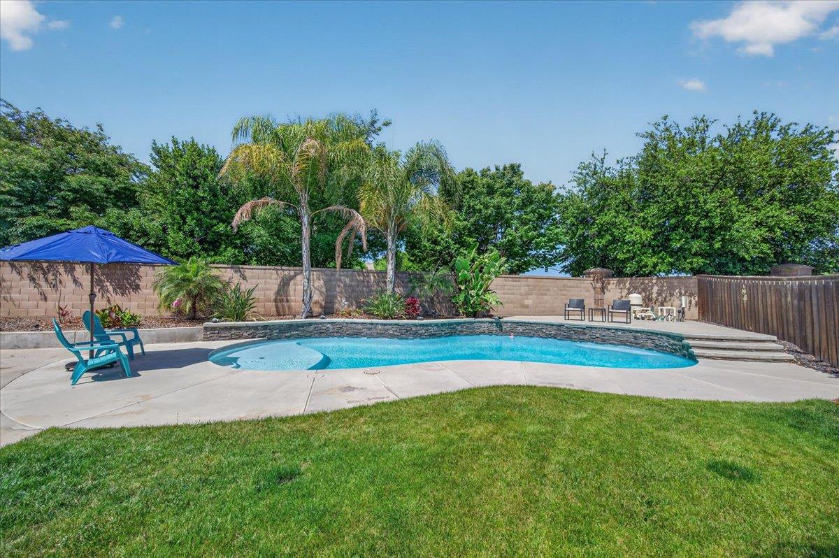 1994 N Cherry Ln, Clovis, CA 93619