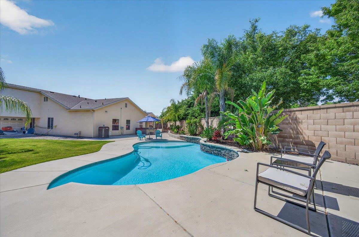 1994 N Cherry Ln, Clovis, CA 93619